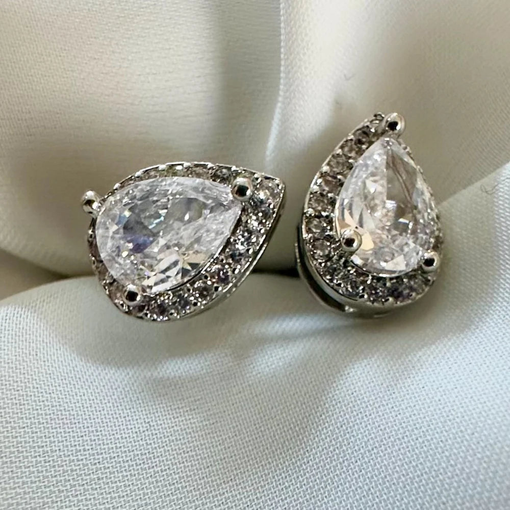 Teardrop Solitaire Studs GT41