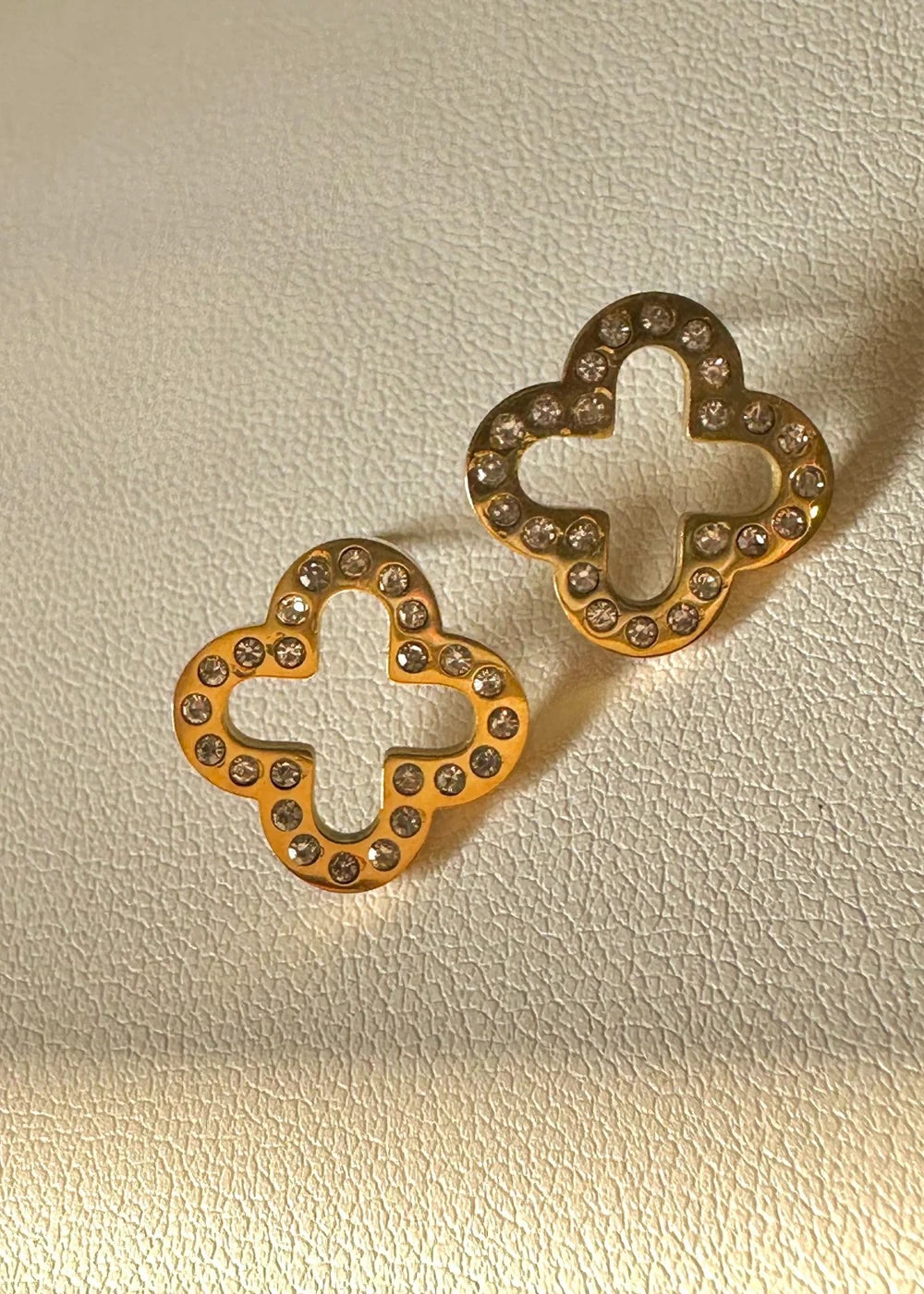 Studded Hollow Clover Tops GT26