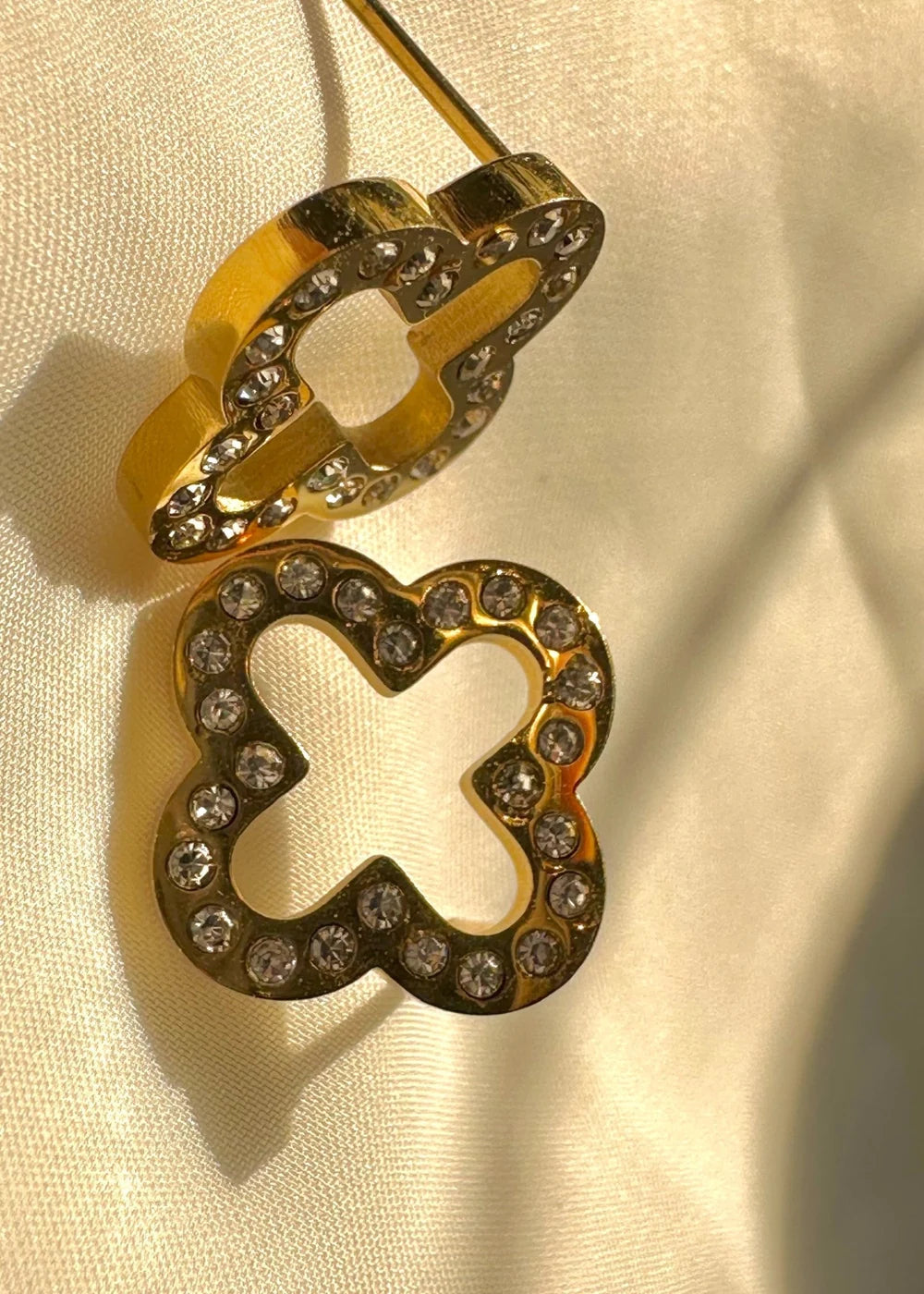 Studded Hollow Clover Tops GT26