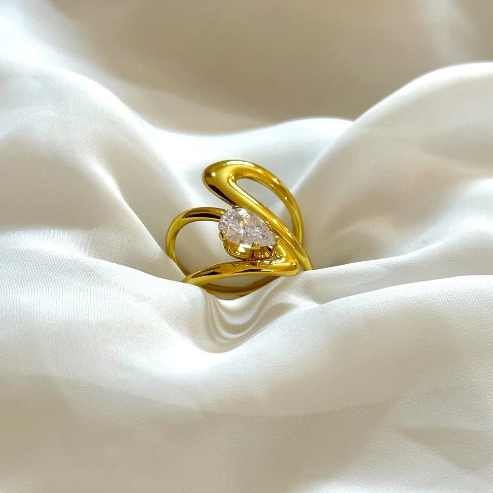 Shooting Pear Solitaire Ring (Adjustable) GR44