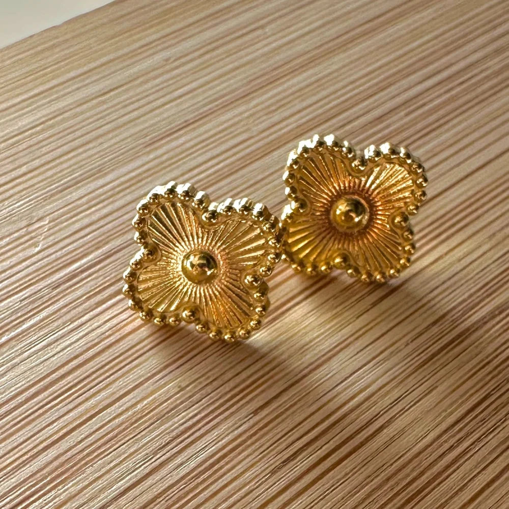 Gold Clover studs GT24