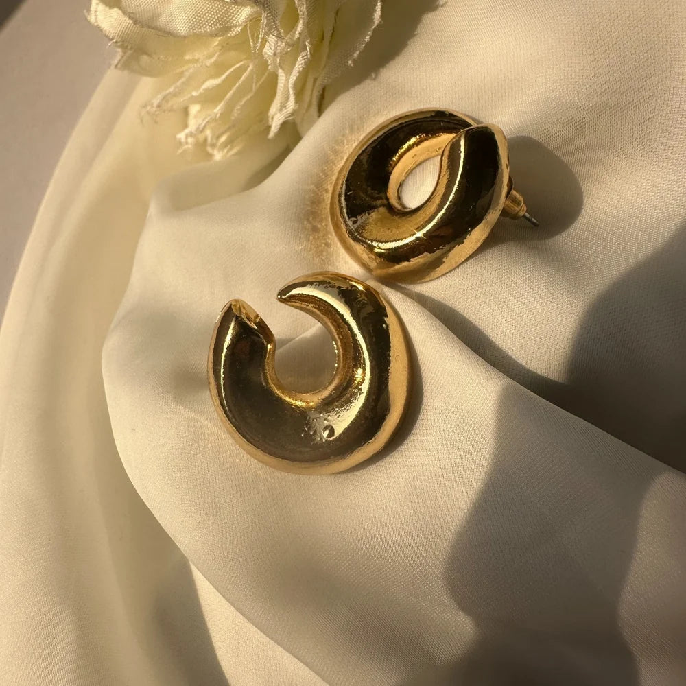 Gold Baguette Round studs GT16G