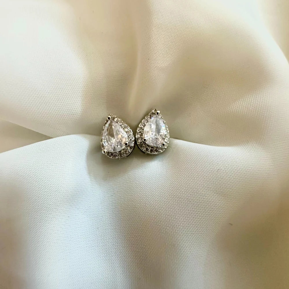 Teardrop Solitaire Studs GT41