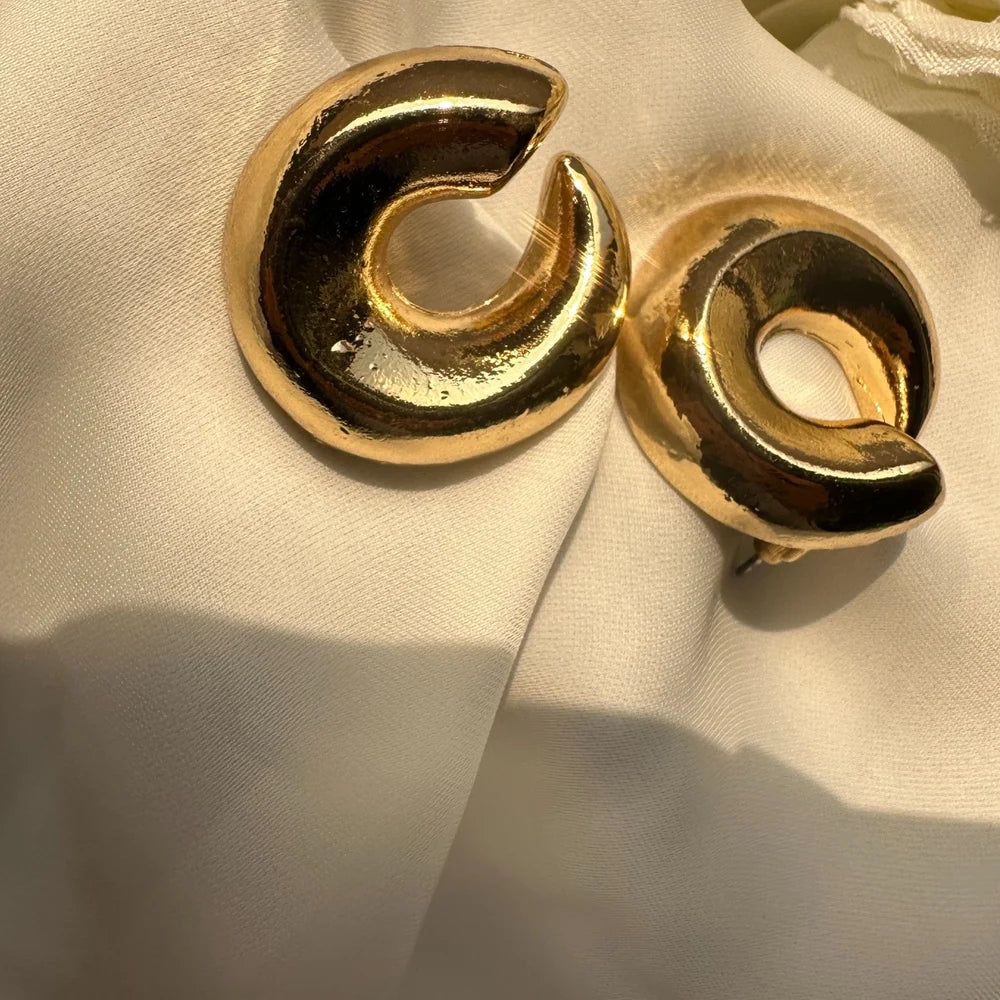 Gold Baguette Round studs GT16G