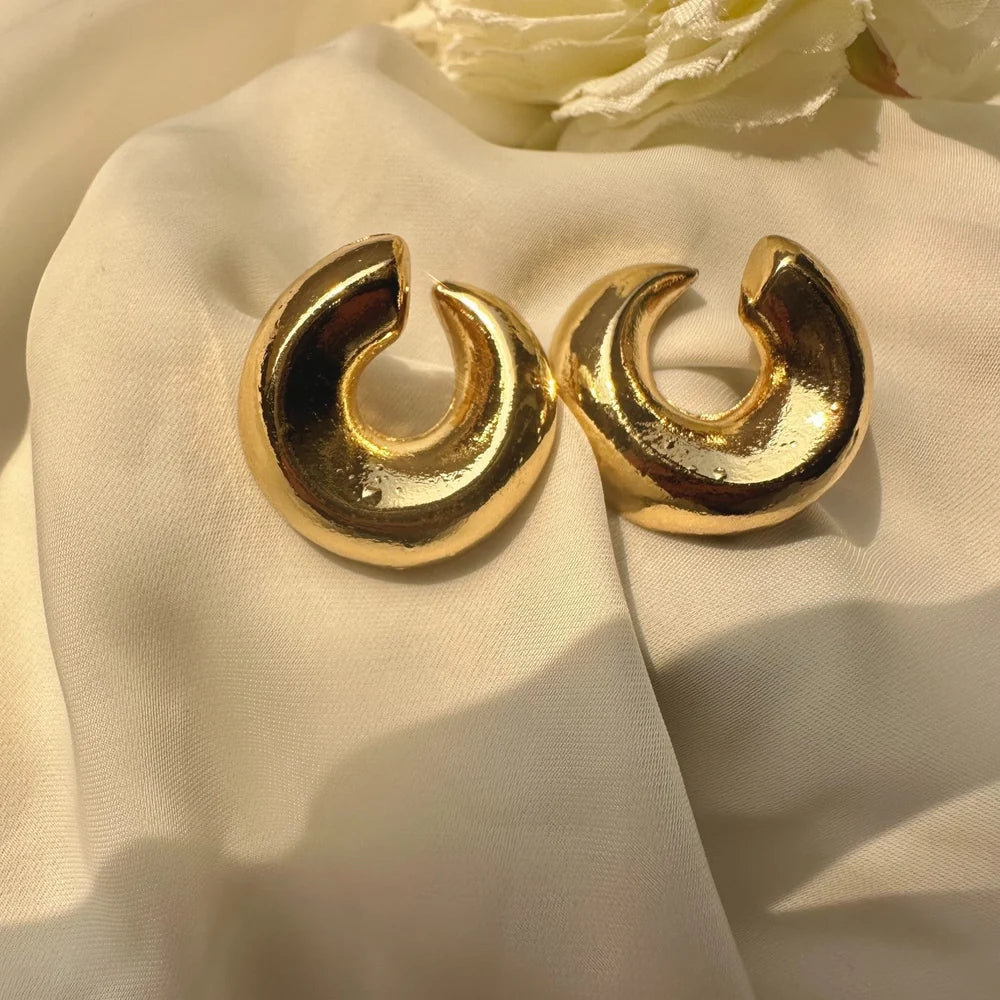 Gold Baguette Round studs GT16G