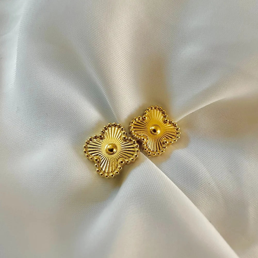 Gold Clover studs GT24