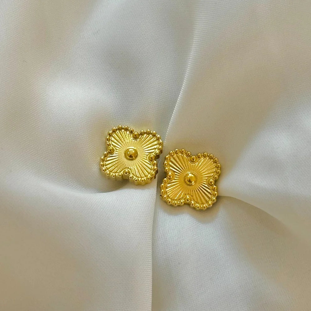 Gold Clover studs GT24