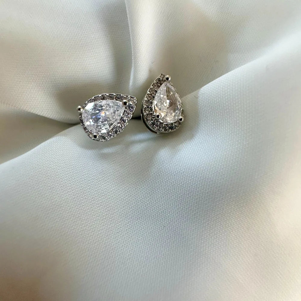 Teardrop Solitaire Studs GT41