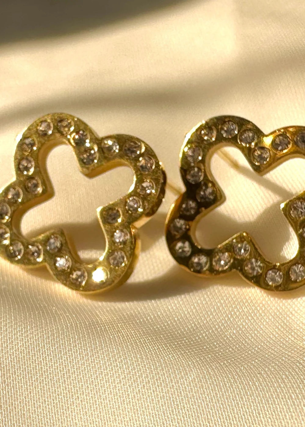 Studded Hollow Clover Tops GT26