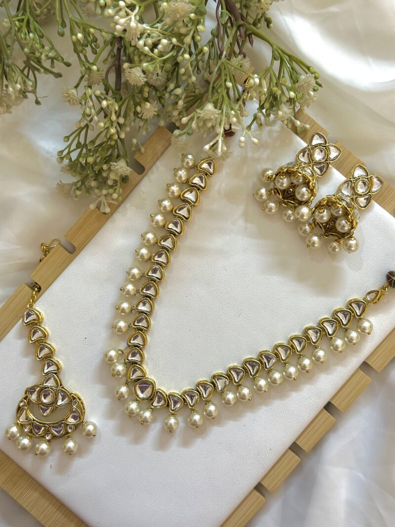Bano Set (Pearl & Kundan Necklace)